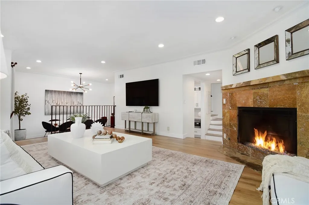 959 N Doheny 205, West Hollywood, California 90069 home-pic-4